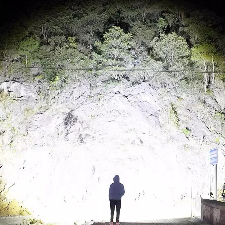 Super Strong Light Zoomable Flashlight☄️